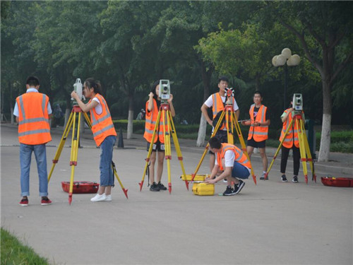 “南方測(cè)繪杯”測(cè)繪技能比武大賽順利進(jìn)行 “南方測(cè)繪杯”測(cè)繪技能比武大賽順利進(jìn)行
