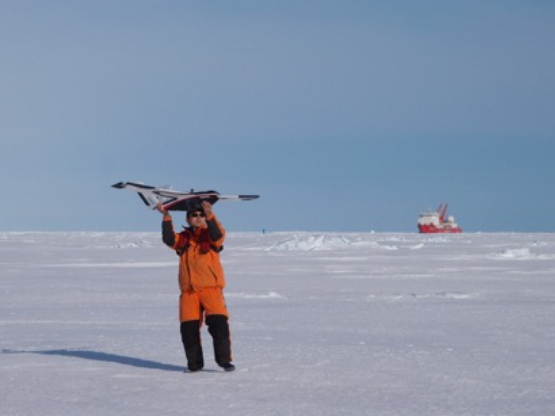 第33次南極考察的科研人員進行冰面無人機作業(yè) 第33次南極考察的科研人員進行冰面無人機作業(yè)